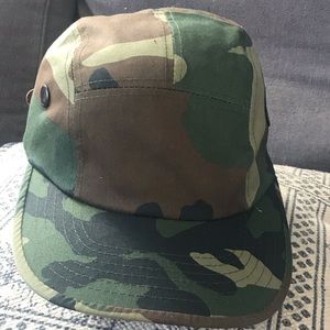 Camo 5 panel hat leather strap